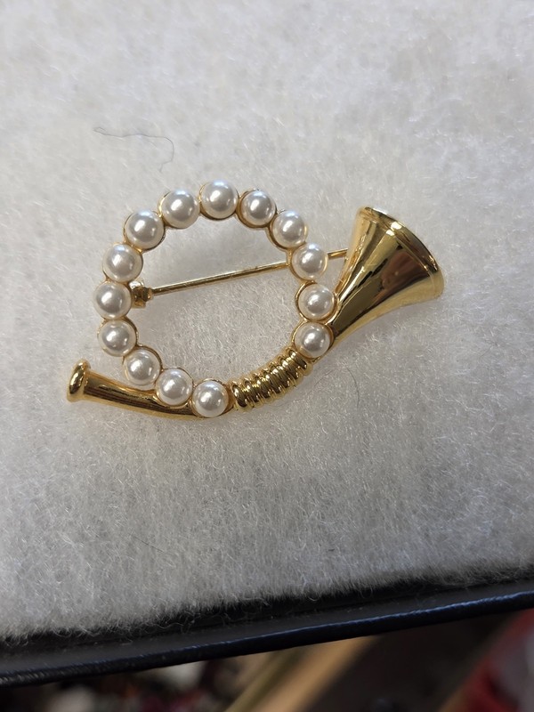 Vtg nos gold tone faux pearl Horn instrument Pin