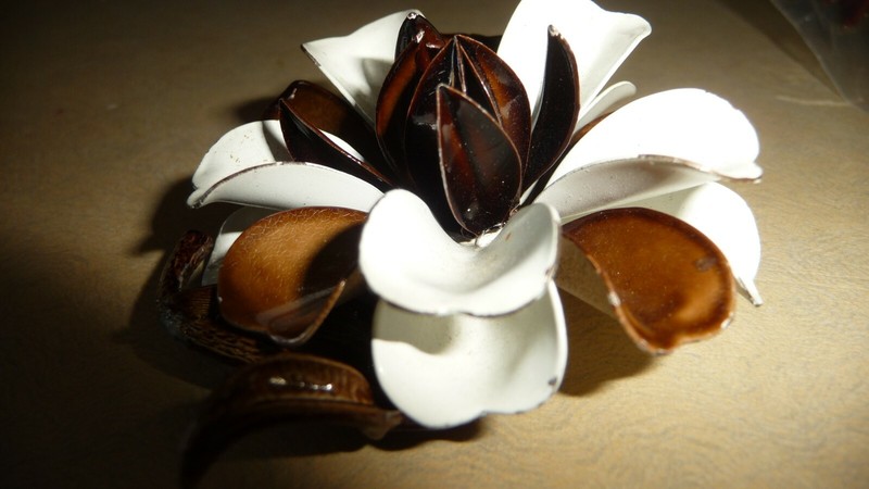 #1/22 vtg costume PIN WHITE & BROWN ENAMEL Curly Petals Flower 2 1/2" R gallery