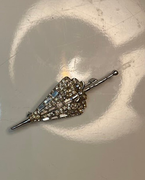 Rhinestone closed parasol umbrella brooch silver tone 2 3/4 in Grannie core