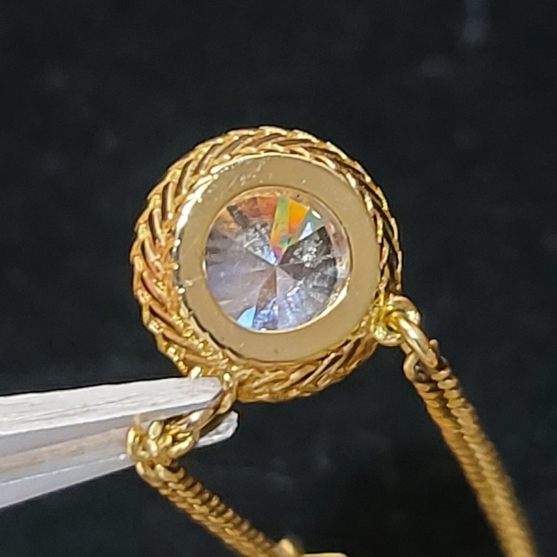 UNSIGNED BEAUTY GOLD TONE AND FACETED RHINESTONE ROUND PENDANT NECKLACE 16" gallery