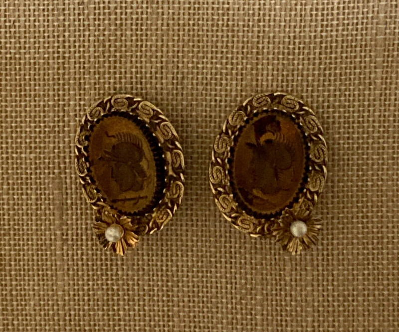 VTG Brown Glass Intaglio Earrings Gold Tone Filigree Faux Pearl Accent Clip Chic