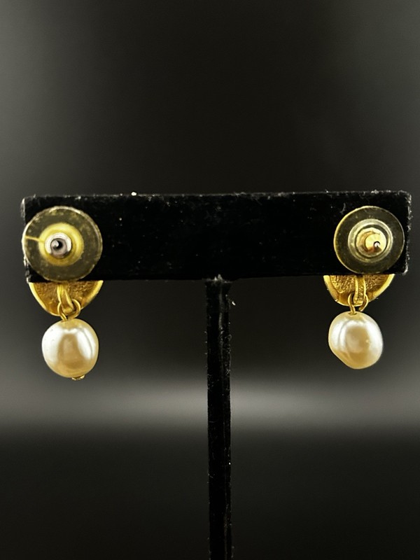 Vintage Gold Tone Faux Pearl Dangle Drop Clip On Earrings gallery