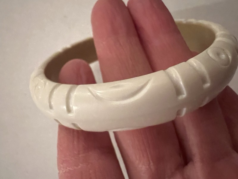 Vintage Style Resin Bangle Elegant Cream/Beige Carved Bracelet Jewelry gallery
