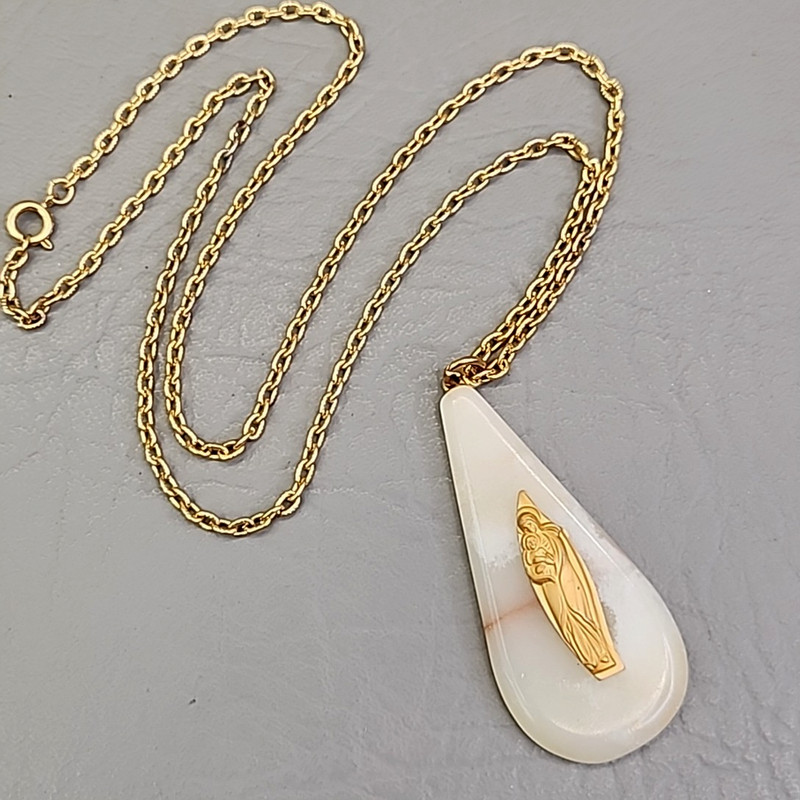 Vintage Agate Mother Mary Necklace Teardrop Stone Cream Gold Tone 23.5" gallery