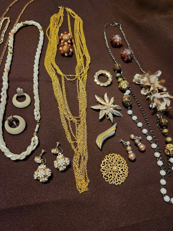 Lot of 20 Vintage Jewelry TRIFARI, LISNER, SARAH COVENTRY, PAQUETTE, etc.