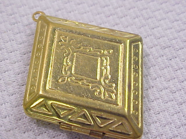 11 VTG MODERN LOCKETS HUGE LOT BRASS FINDINGS FLOWER HEARTS NOS PENDANTS CHARMS gallery