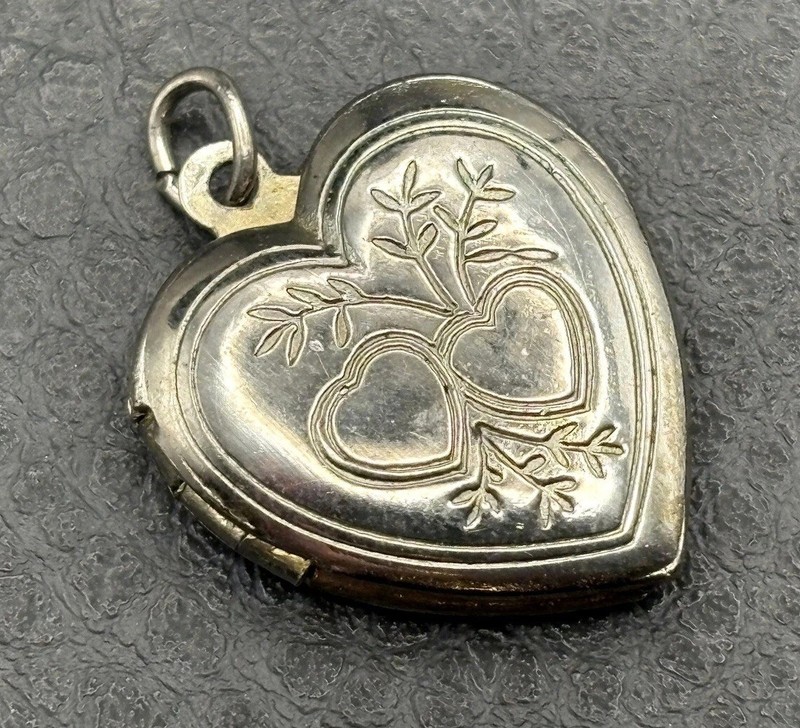 Vintage Silver Tone Etched Heart Photo Locket Pendant Engraved Floral