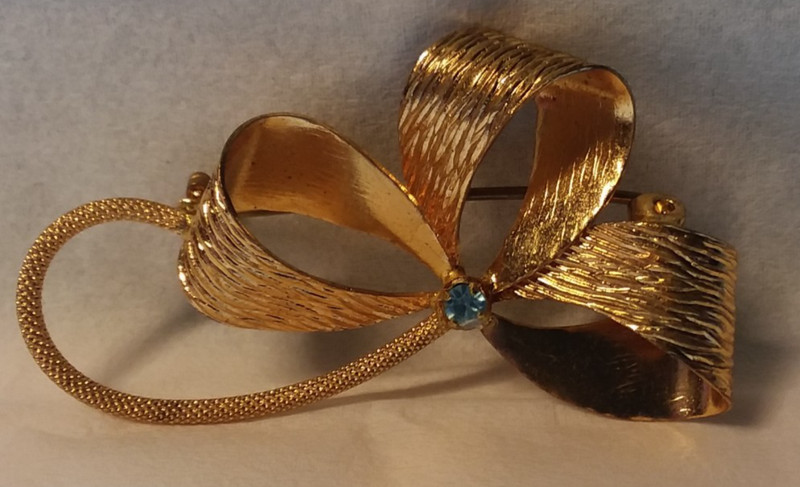 2″ Gold Tone Refurbished Brooch Blue Stone is New 05-01-2025