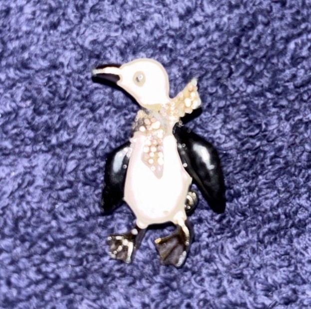 Vtg Gerry’s Enamel Penguin 1” Brooch Scarf Tie Pin Black & White Gold Tone Metal