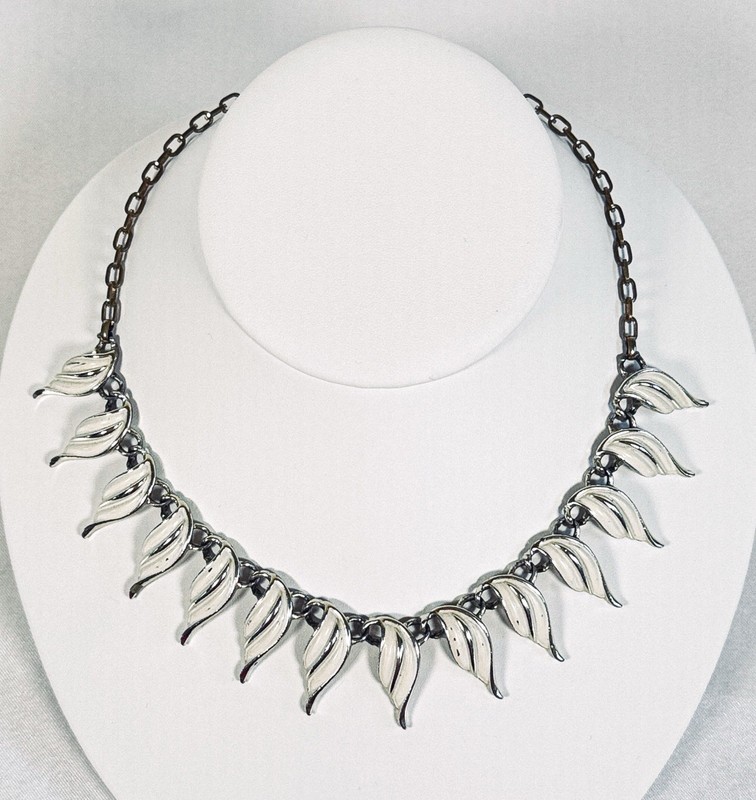 Vintage Emmons Cream Enamel Leaf Necklace Linked Gold Tone Cable Chain 17″