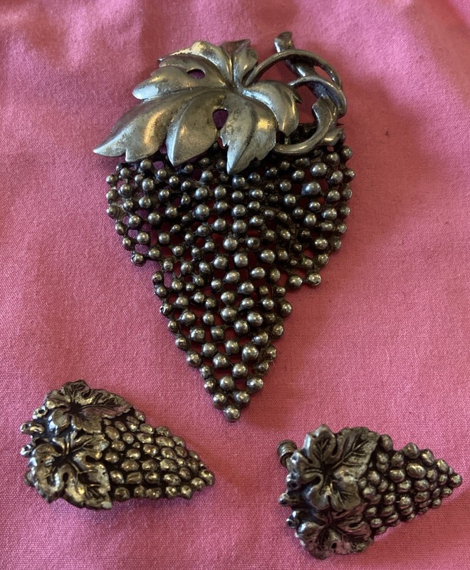Vintage Silver-tone 3 Piece Grape Bunch Set Brooch 3 3/4in & Earrings 1 1/2 Inch