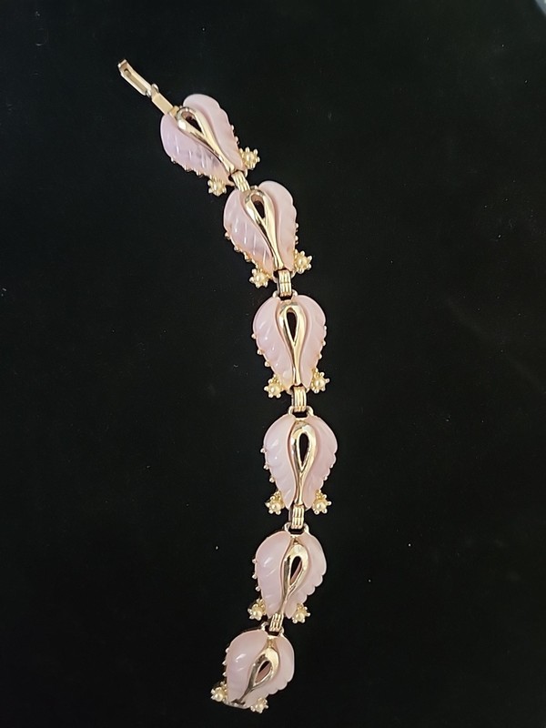 Vintage Gold Tone PINK Leaf Thermoset Retro Bracelet 7 1/4″