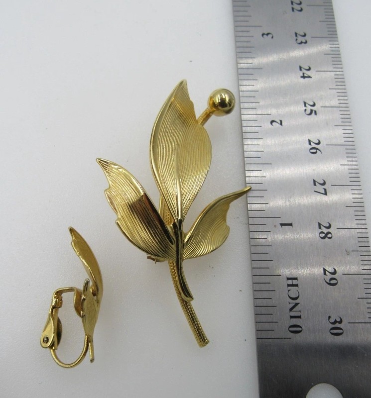 Vintage Gold Tone Leaf Brooch Clip Earring Set A10 gallery