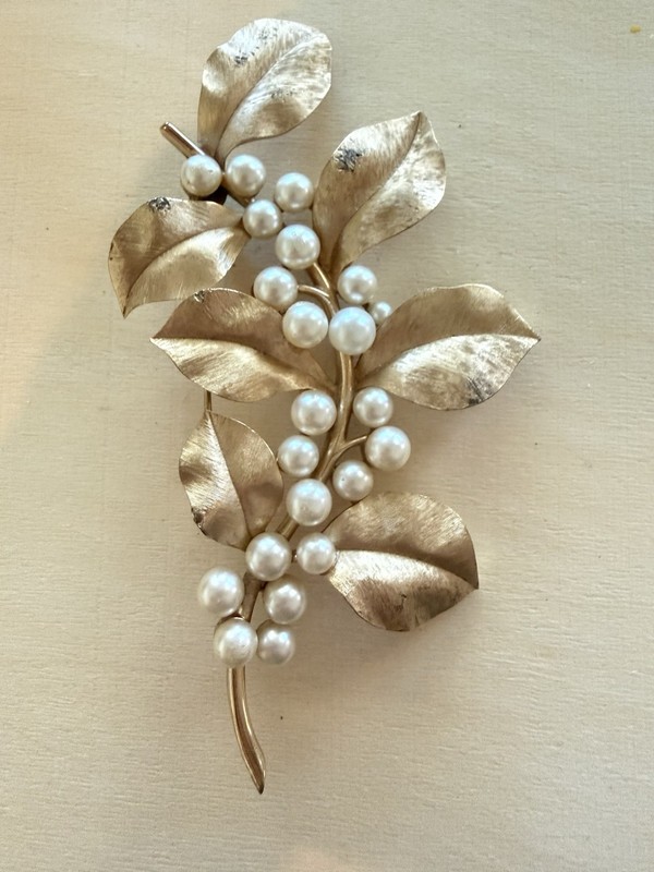 Trifari Signed Gold Tone Leaf Spray Brooch Pin w/ Simulated White Pearl