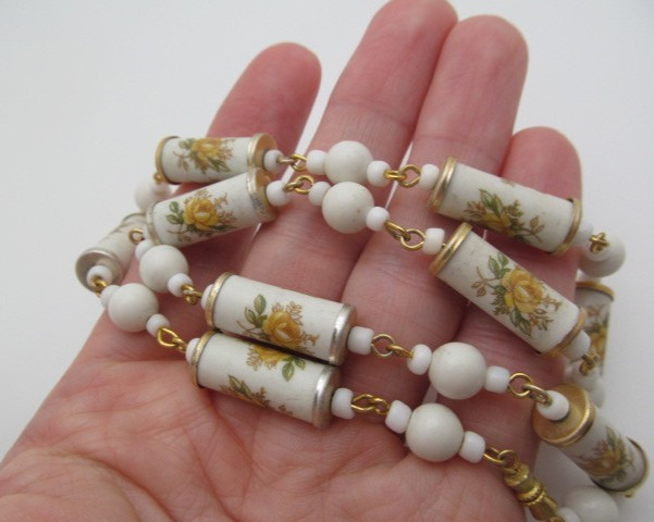 Vintage Porcelain Yellow Flower Barrel & Lucite Bead Ball Link Chain Necklace gallery
