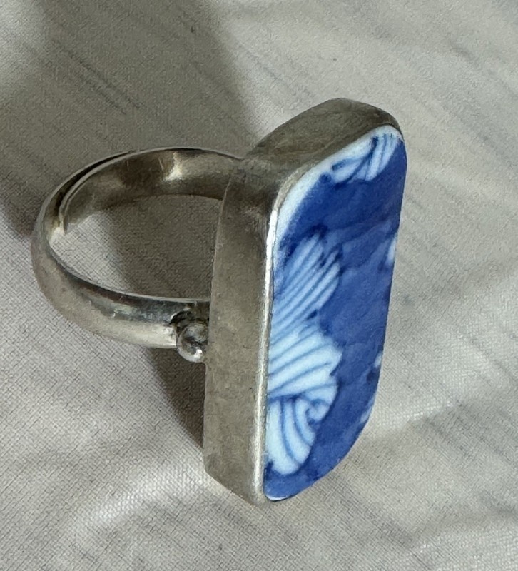 Vintage Blue & White Porcelain Shard Sterling Silver Ring 12.4 Grams Size 8 gallery