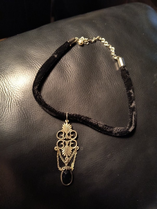 VTG 1970’s Gold Tone Pendant Velvet Choker Necklace, 15.5″ W/Black Stone. NOS