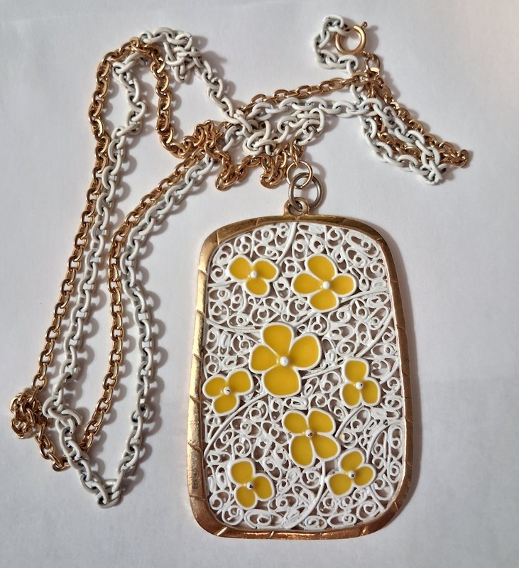 2 3/4″ Retro Mod Necklace Pendant w/ White Yellow Enamel Filigree Flowers
