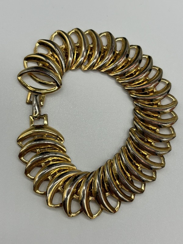 Vintage Gold Tone Interlock Chain Rounded Link Bracelet 7” Fold Over Snap Clasp gallery