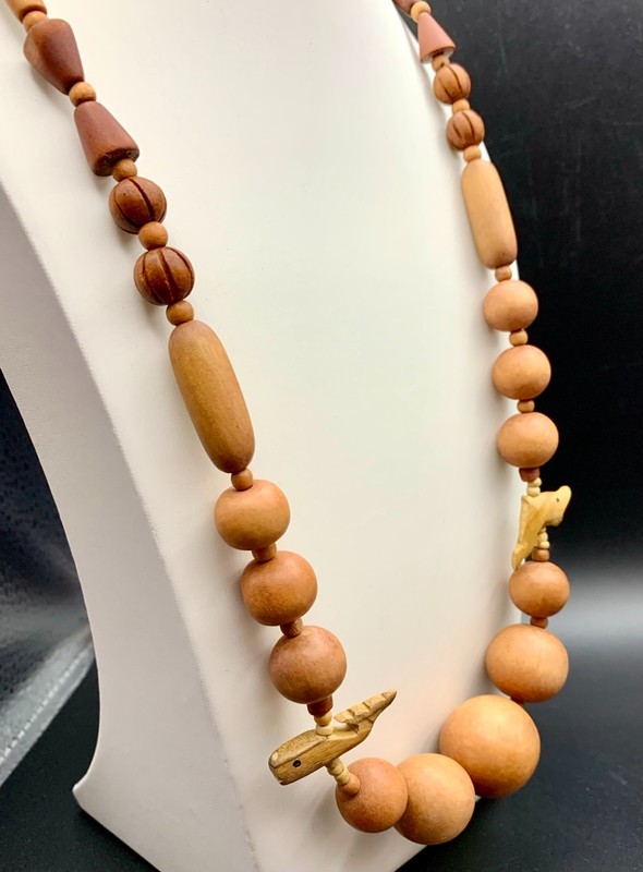 Chunky Graduated Wood Bead Necklace Whale Dolphin Sea Animal Carved 1970-80s Vtg