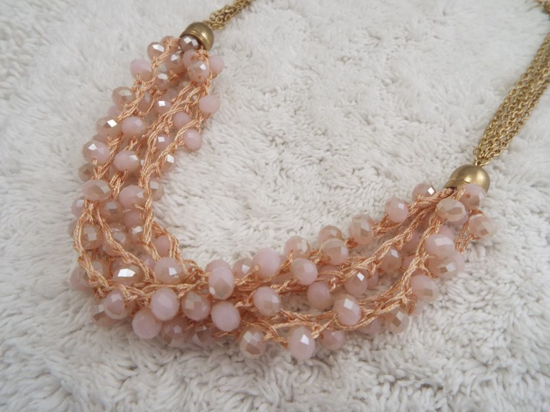 Goldtone Pink Glass Bead String Scoop Necklace (A25)