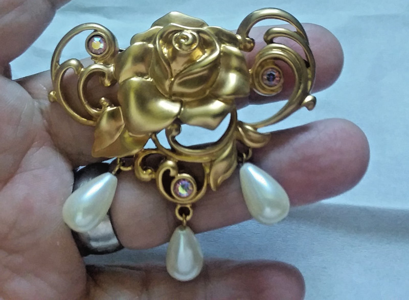 2 1/4″ Avon Gold Tone Rose Brooch with Faux Pearl Dangles 04-01-2025