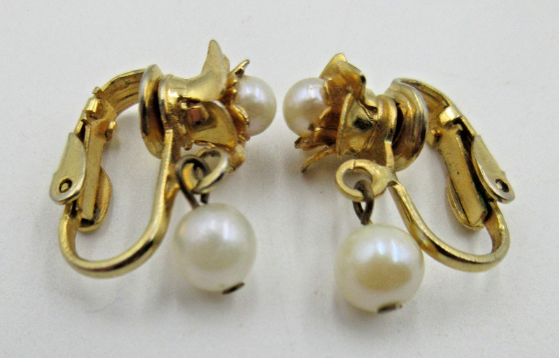 VTG flower gold tone off white faux pearl drop dangle screw back pair Earrings