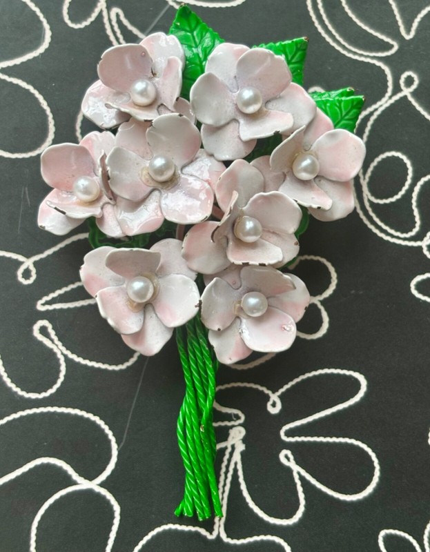 PRETTY PALE PINK VINTAGE METAL ENAMEL FLOWER PIN,BOUQUET STYLE BROOCH,SPRING🌸