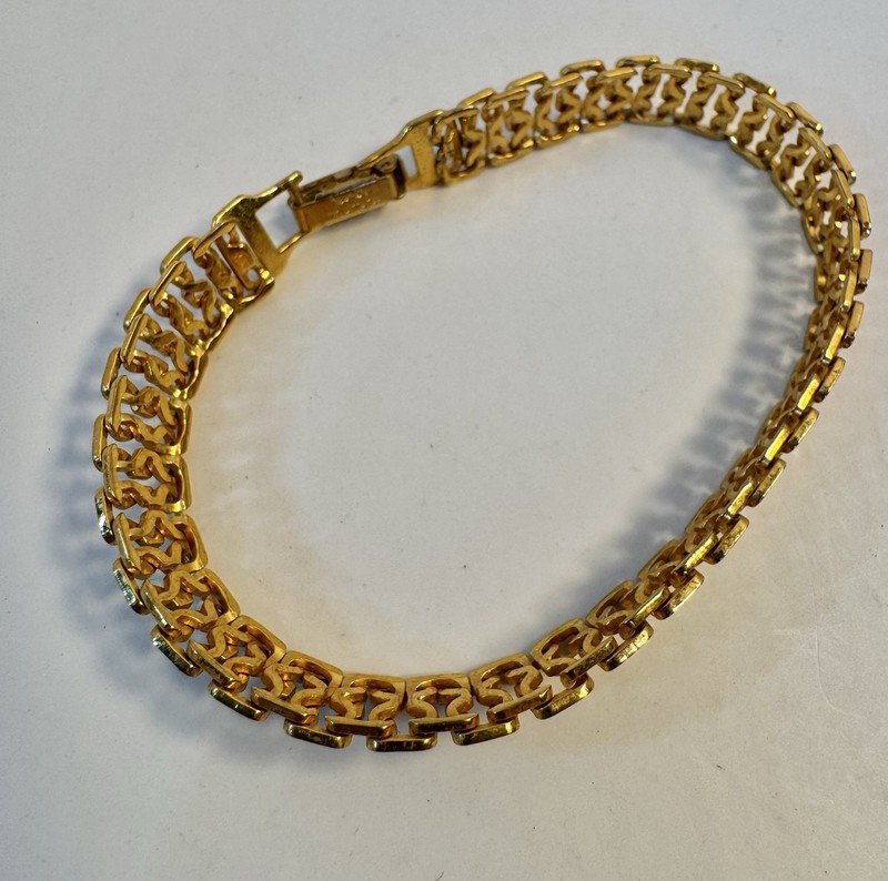 Napier Bracelet Herringbone Chain Gold Tone Fold Over Snap Clasp 7″