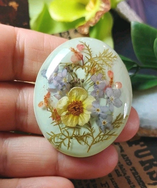 Delightful Vtg ACRYLIC Oval Shape 1.75″ Brooch w/Real Dried Flower Arrangement!