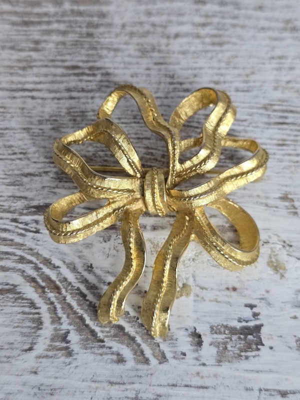 Vintage Monet Brooch Gold Tone Ribbon Bow Romantic Textured Signed Pin #140