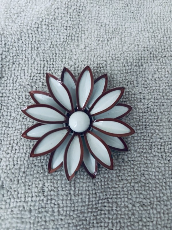 VINTAGE RETRO ENAMEL ON METAL WHITE W/ DEEP RED TRIM FLOWER PIN BROOCH 60-70’s gallery