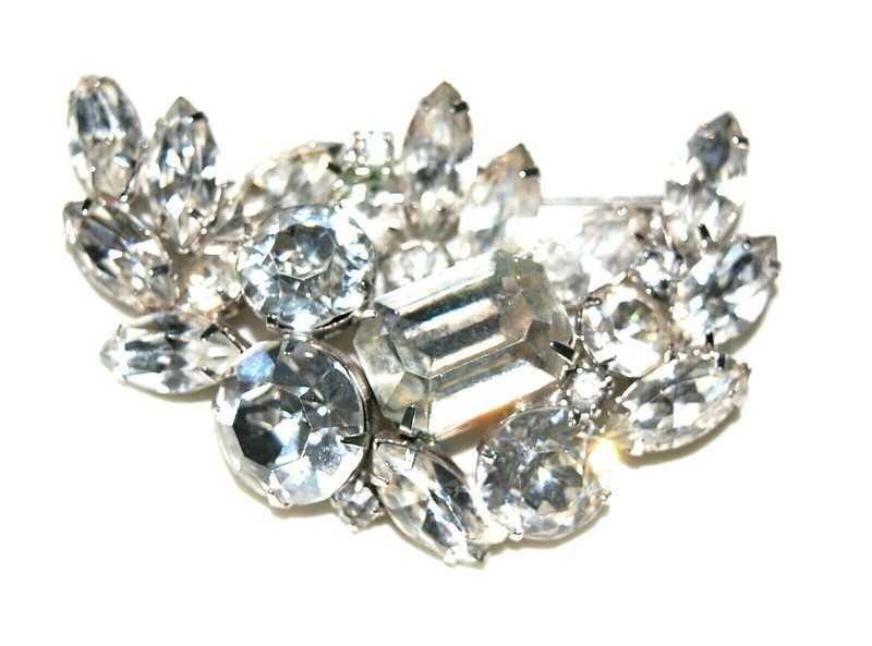 Vintage 40’s KRAMER OF NEW YORK SIGNED Prong Set Rhodium Plated Brooch 2 3/4 IN.