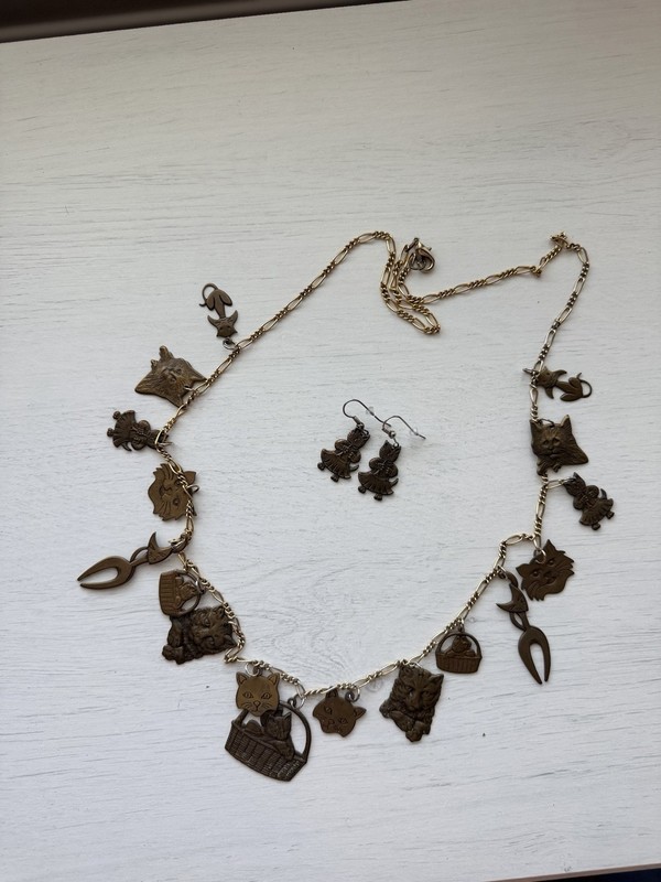 VINTAGE PIDIDDLY LINKS BRASS DESIGNER CAT NECKLACE W/17 CHARMS And Earrings