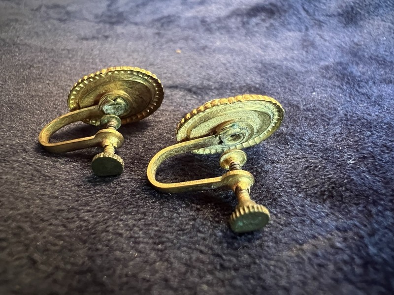 Vintage Gold Tone Cameo Screw Back Earrings Black & White Victorian Revival gallery