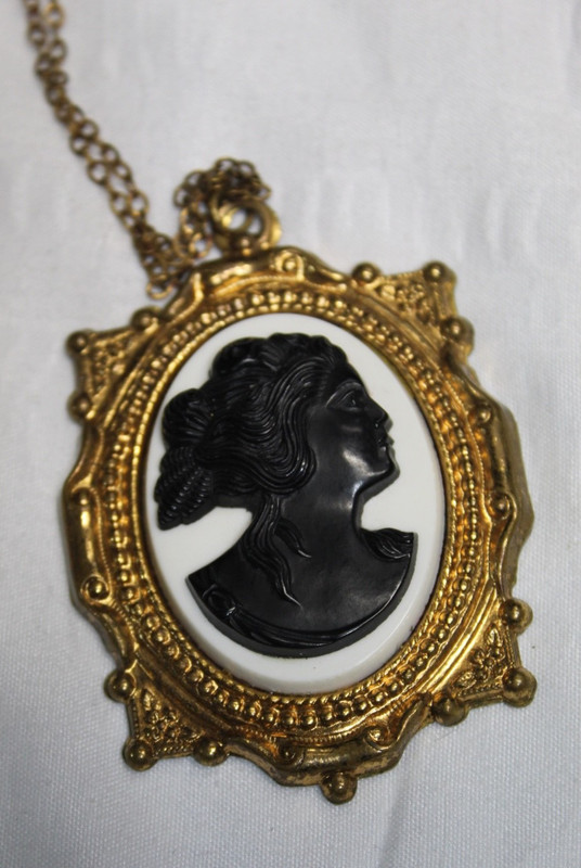 Vintage White Black Cameo Pendant Necklace Gold Tone Chain 20 In Ornate Setting gallery