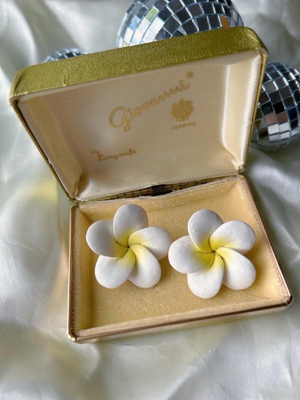 Vintage Hawaiian Flower Clip On Earrings Screw Back Tiki Mid Century gallery
