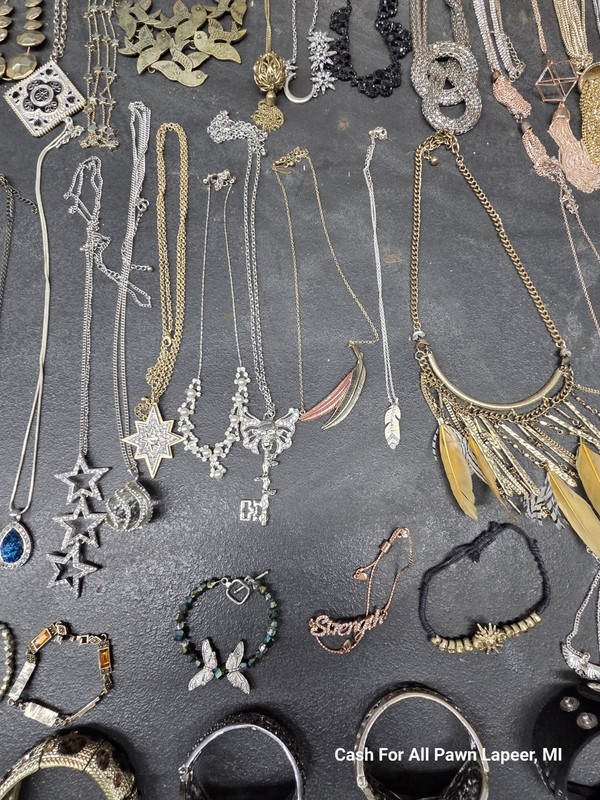 VINTAG 1970-1990 Retro Mcm JEWELRY 80 PC LOT NECKLACE BRACELET RINGS EARRINGS gallery
