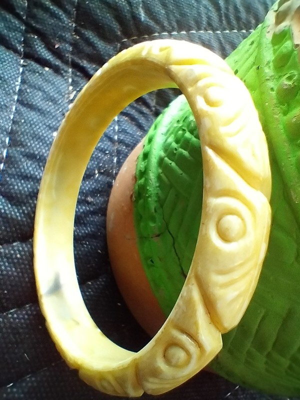 Vintage Art Deco era molded bangle bracelet Fish Head Design Tested/Bakelite?