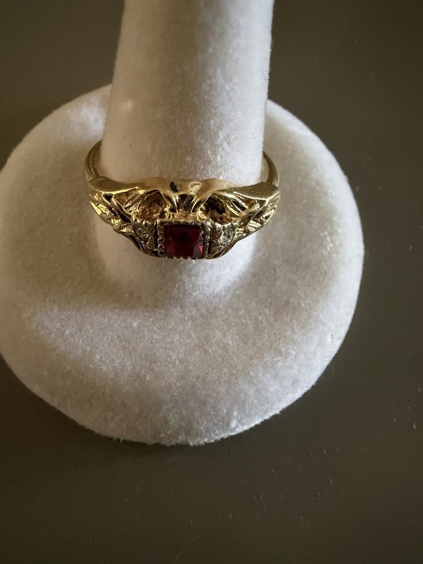 Beautiful Vintage 10K Gold Plated Red Stone Womens Ring SIZE 7.5