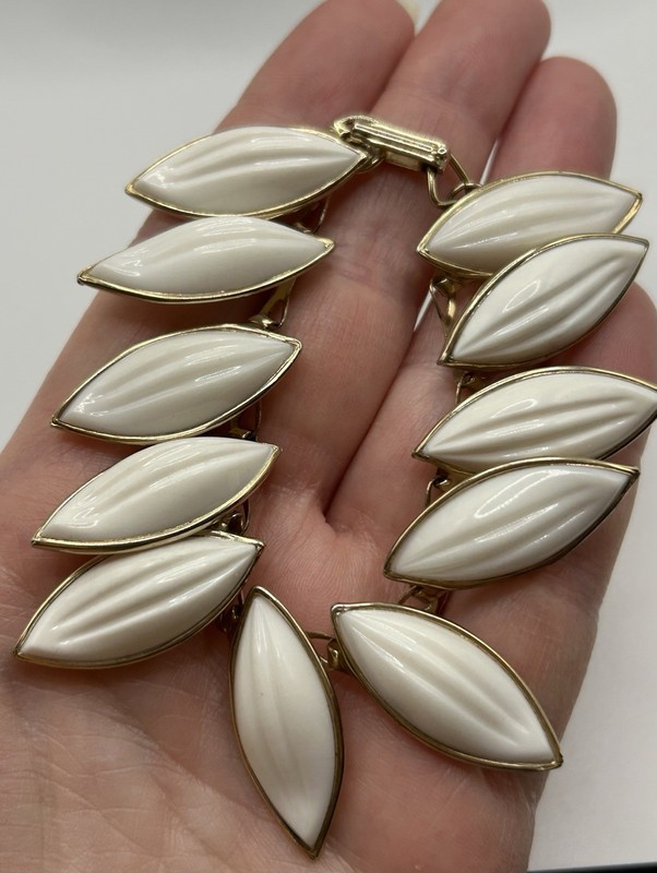 Vintage Barclay Thermoset Ribbed Leaves Necklace with Bracelet Set gallery