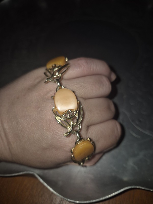 VINTAGE Bracelet *Gold-tone w/ Peach Thermoset* LEAVES Flowers gallery